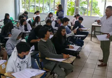 Arranca consulta a maestros sobre celulares en aulas