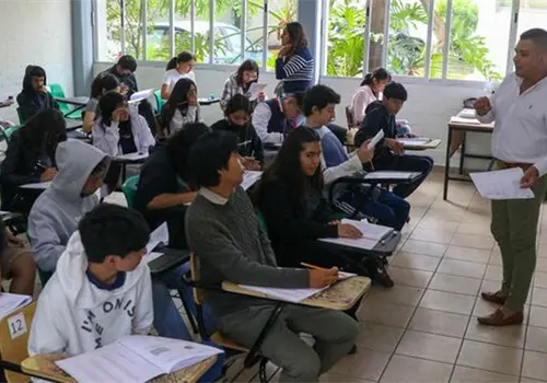 Arranca consulta a maestros sobre celulares en aulas