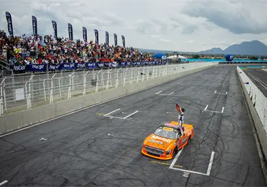 "Bob" Espinosa gana y lidera el Chase "Bob" Espinosa gana y lidera el Chase