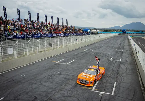 "Bob" Espinosa gana y lidera el Chase "Bob" Espinosa gana y lidera el Chase
