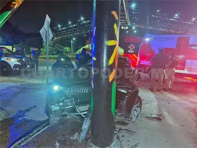 Se estampa auto en puente del Reloj Floral