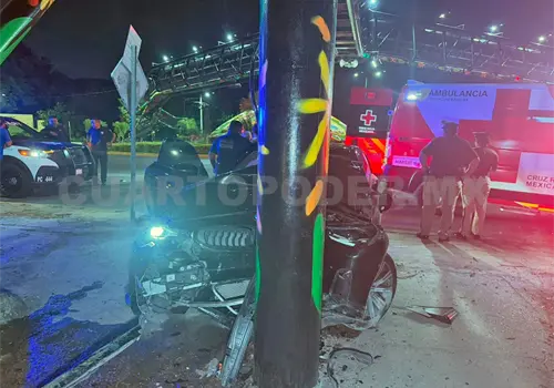 Se estampa auto en puente del Reloj Floral