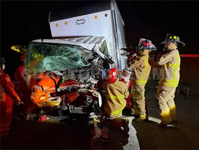 Bomberos liberan a conductor prensado