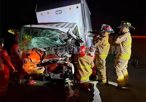 Bomberos liberan a conductor prensado
