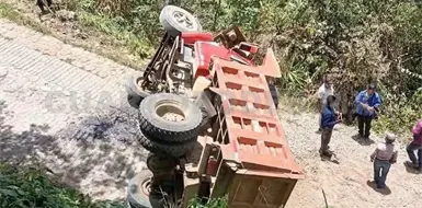 Volteo se accidenta en pronunciada pendiente Volteo se accidenta en pronunciada pendiente
