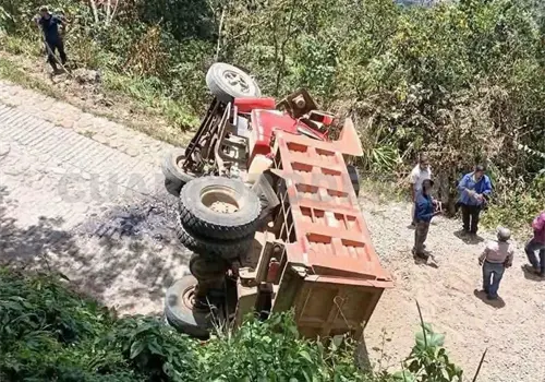 Volteo se accidenta en pronunciada pendiente