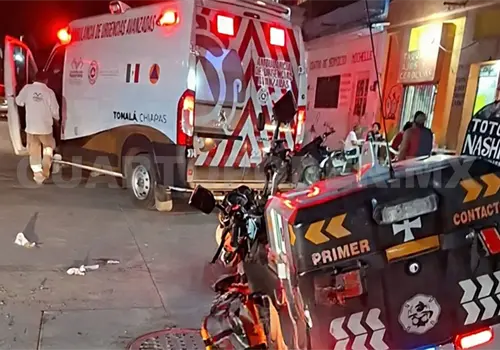 Mujer resulta herida en impacto de moto y auto