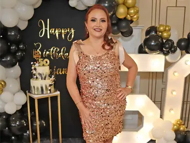 Alejandra festeja sus 5 d&eacute;cadas