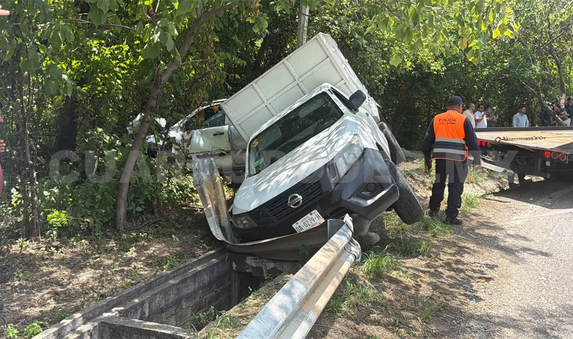 Presuntamente una falla en los frenos de una Ranger hizo que impactara contra la Nissan y esta a su vez en la barra de contención. Ulises Villalobos / CP