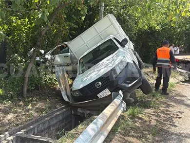 Le fallan los frenos y se estampa en veh&iacute;culo
