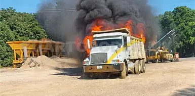 Arde camión por cableado eléctrico Arde camión por cableado eléctrico