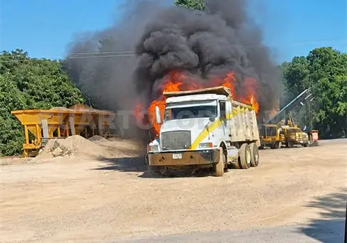 Arde camión por cableado eléctrico Arde camión por cableado eléctrico
