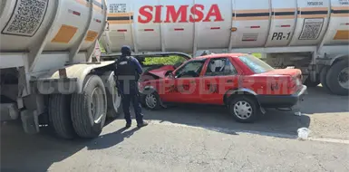 Pipa se incorpora sin precaución y vuelca Pipa se incorpora sin precaución y vuelca