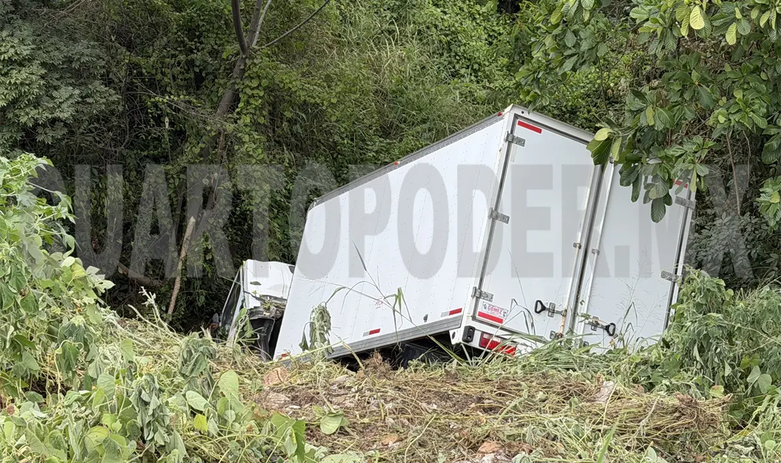 Se desbarranca por tomar mal una curva