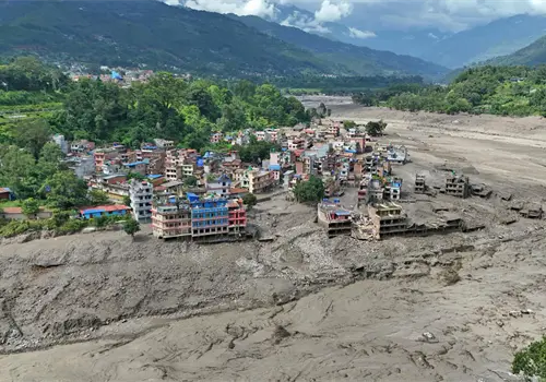Al menos 160 muertos por avalancha en Nepal