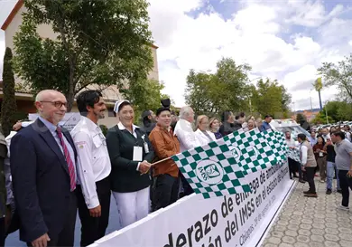 Dan banderazo de salida a 10 nuevas ambulancias Dan banderazo de salida a 10 nuevas ambulancias