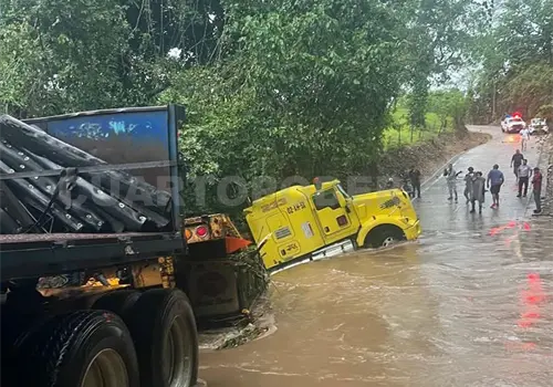 Corriente arrastra vehículo y tráiler; una persona muere Corriente arrastra vehículo y tráiler; una persona muere