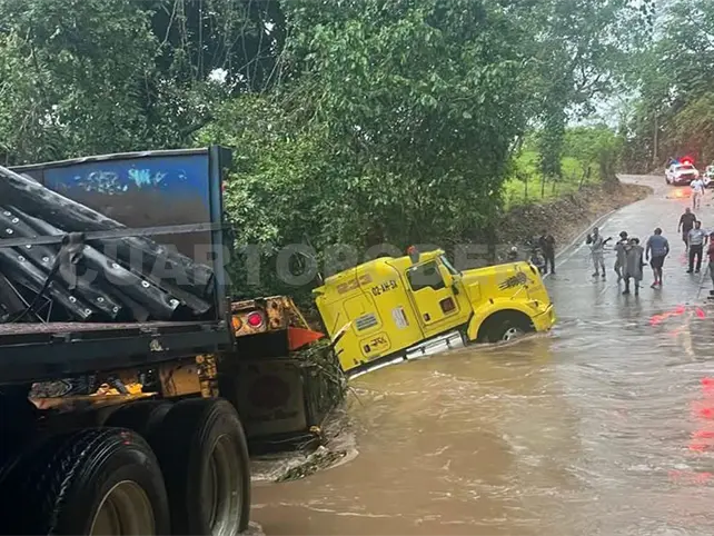 Corriente arrastra veh&iacute;culo y tr&aacute;iler; una persona muere