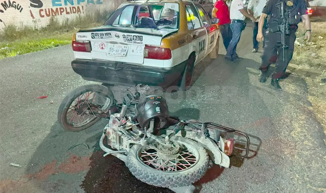 Se estrellan y derrapan motociclistas