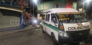 Impacta combi en poste de sem&aacute;foro