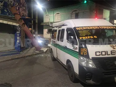Impacta combi en poste de semáforo Impacta combi en poste de semáforo