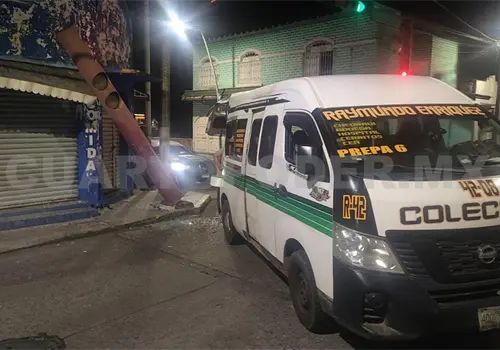 Impacta combi en poste de sem&aacute;foro