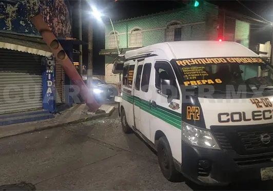 Impacta combi en poste de sem&aacute;foro