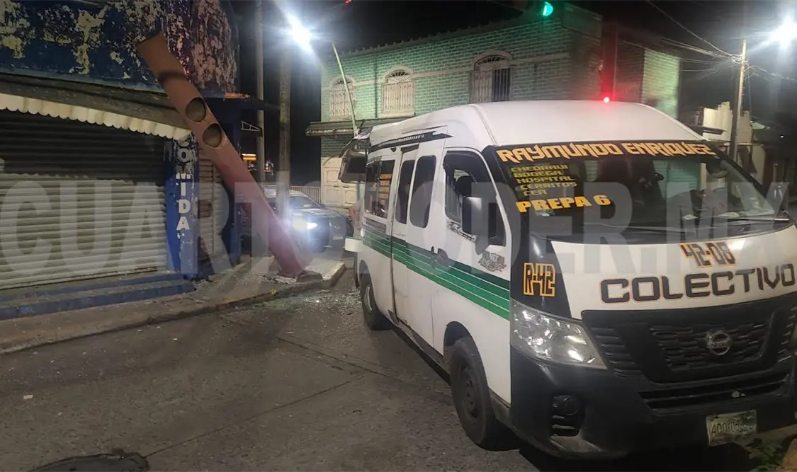 Impacta combi en poste de semáforo