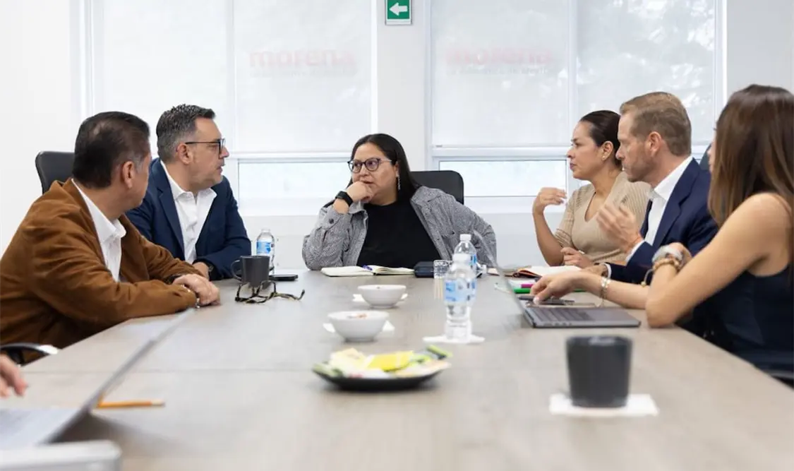 En la imagen se puede observar a Hernández junto a Karen Castrejón, Carlos Puente, Nayeli Fernández y Arturo Escobar y Vega. Cortesía