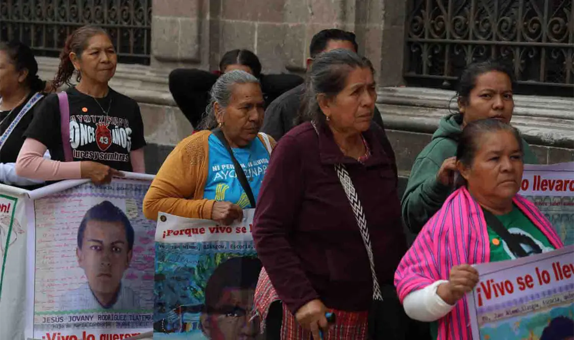 Familiares de los 43 de Ayotzinapa llegan a Palacio Nacional para reunirse con la presidenta Claudia Sheinbaum. El Universal