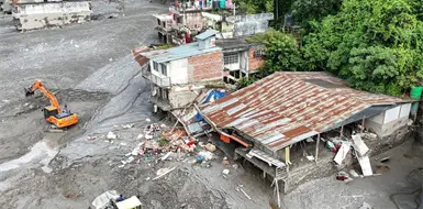 Masa de hielo desprendida por el calor; sigue riesgo
