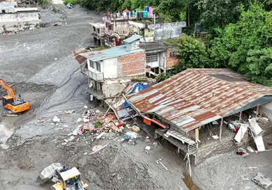 Masa de hielo desprendida por el calor; sigue riesgo Masa de hielo desprendida por el calor; sigue riesgo