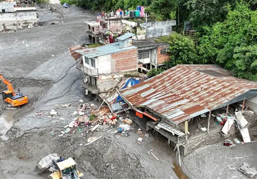 Masa de hielo desprendida por el calor; sigue riesgo