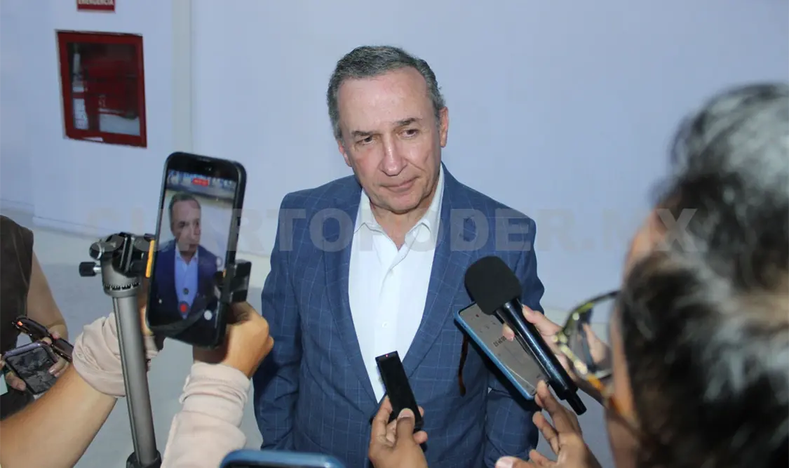 El periodista compartió con las y los estudiantes las tendencias mundiales y su experiencia. Daniel Oropeza / CP