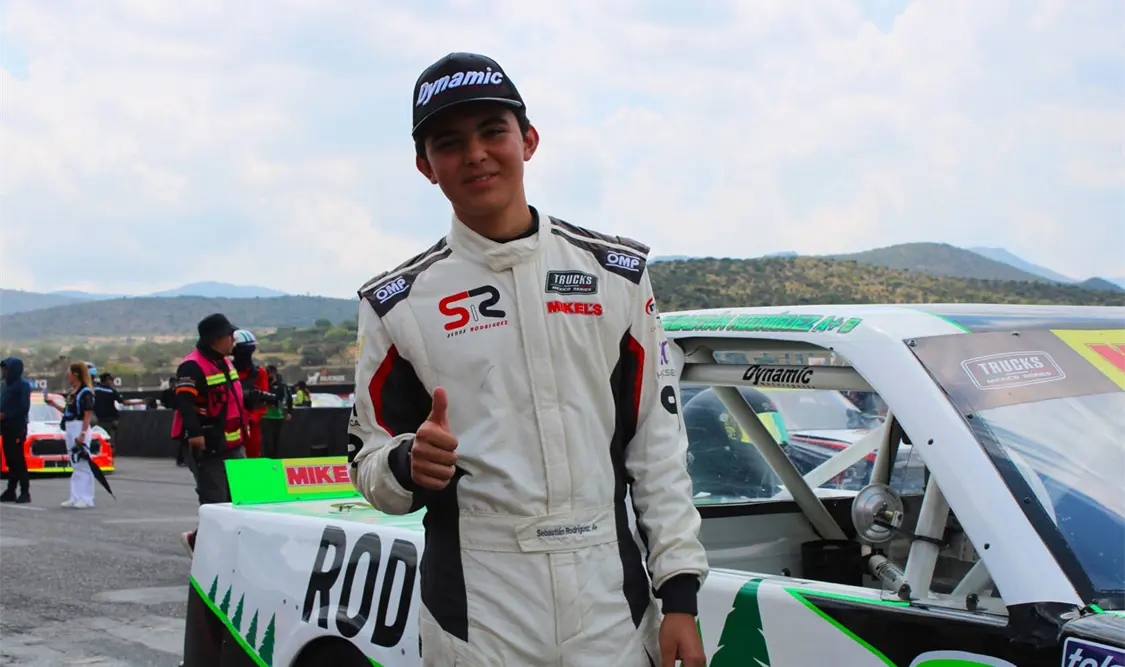 El joven piloto remontó desde el fondo de la parrilla para asegurar su pase a la postemporada. Cortesía