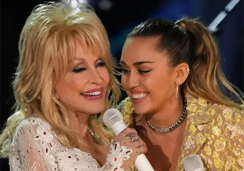 Miley Cyrus despide a Dolly Parton Miley Cyrus despide a Dolly Parton