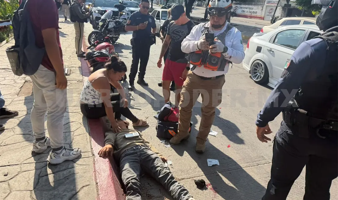 Elementos de Protección Civil Municipal brindaron los primeros auxilios al lesionado antes de su traslado al hospital general. Ulises Villalobos / CP