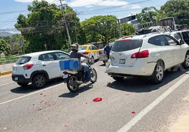 Carambolazo entre seis deja a tres lesionados Carambolazo entre seis deja a tres lesionados