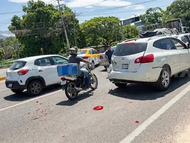 Carambolazo entre seis deja a tres lesionados
