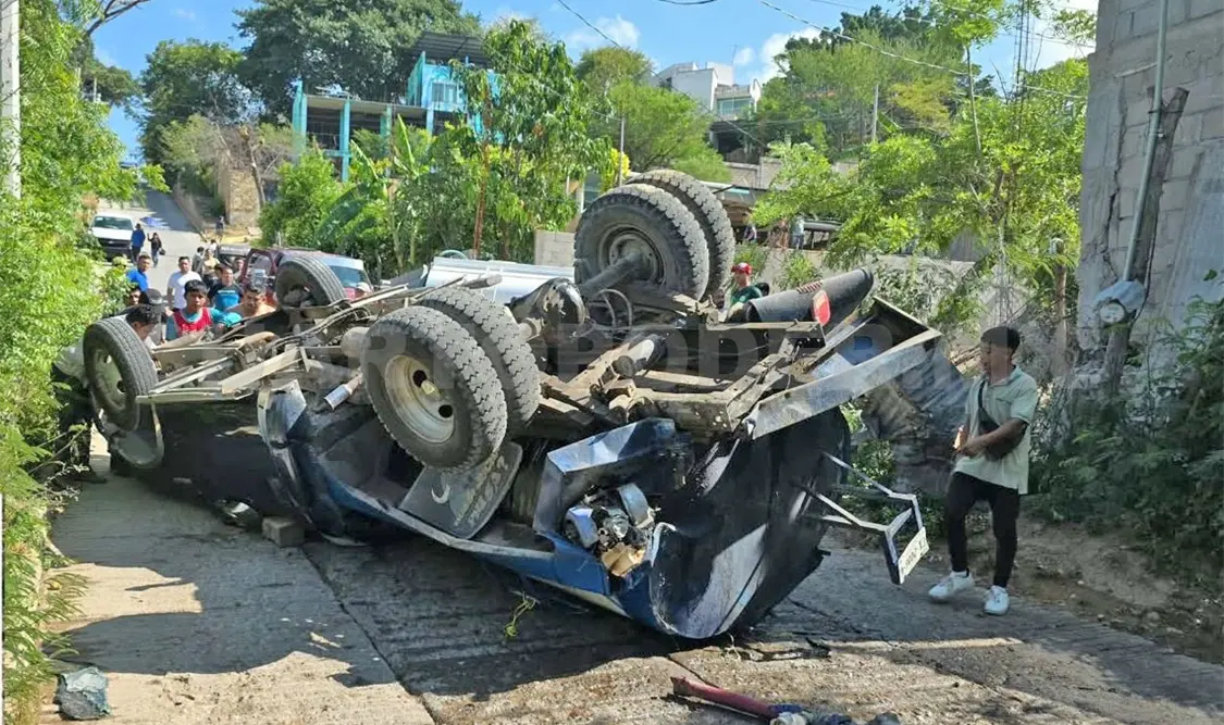La pipa volcó sobre el bulevar de la colonia Nuevo Bochil por una presunta falla mecánica. Ulises Villalobos / CP