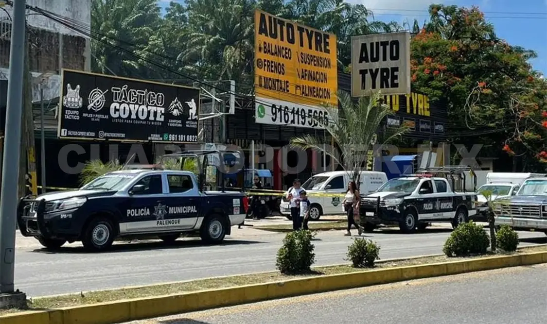 Policías arribaron a la tienda de equipo táctico para preservar el lugar mientras se llevaba a cabo el peritaje. Genaro Sánchez / CP
