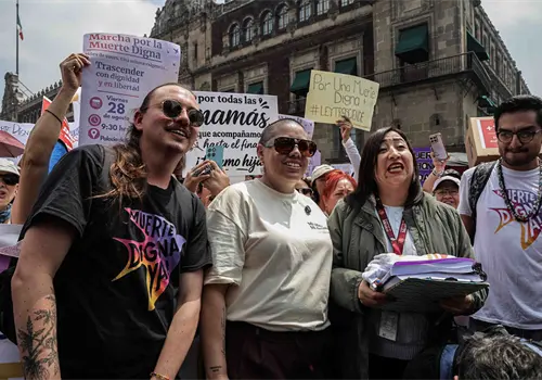 Realizan marcha para exigir muerte digna Realizan marcha para exigir muerte digna