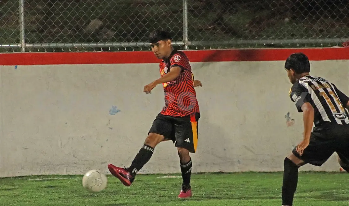 Las acciones del popular campeonato se desarrollan en la cancha de Futbol Rápido del parque del Oriente. Daniel Oropeza/CP