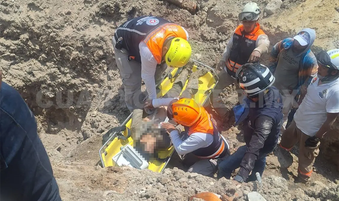 Cuerpos de emergencia trabajaron para retirar el alud; localizaron al joven sin signos vitales. Ulises Villalobos / CP