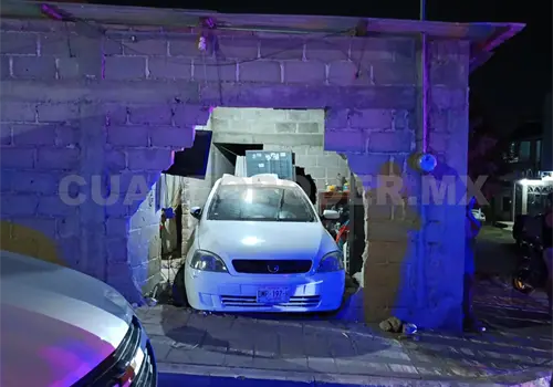 Derriba pared y acaba en la sala de una casa