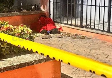 Lo hallan sin vida afuera de unos baños Lo hallan sin vida afuera de unos baños