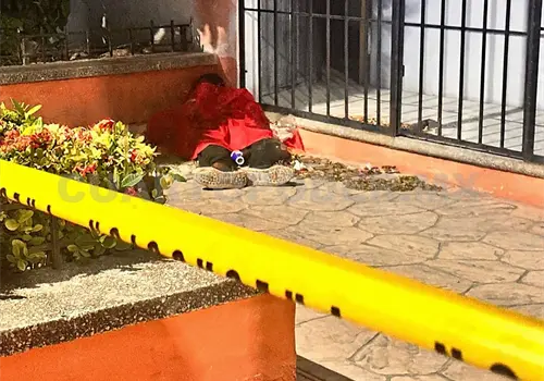 Lo hallan sin vida afuera de unos ba&ntilde;os