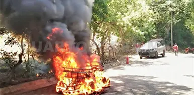 Se calcina cuatrimoto al incendiarse en vía Se calcina cuatrimoto al incendiarse en vía