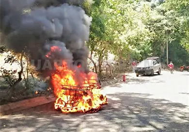 Se calcina cuatrimoto al incendiarse en vía Se calcina cuatrimoto al incendiarse en vía