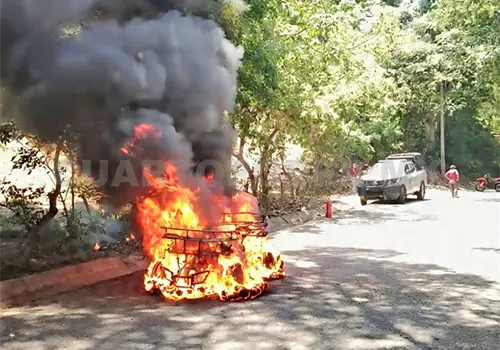 Se calcina cuatrimoto al incendiarse en v&iacute;a